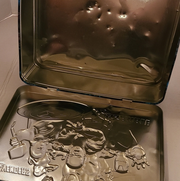 Marvel Avengers Metal Lunch Box - Picture 4 of 5
